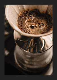 Gros plan d'une cafetière avec filtre dans des tons marron-5