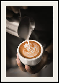 Detailný záber baristu, ako nalieva mlieko do caffè latte, fotografia-2