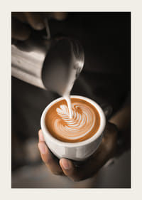 Detailný záber baristu, ako nalieva mlieko do caffè latte, fotografia-3