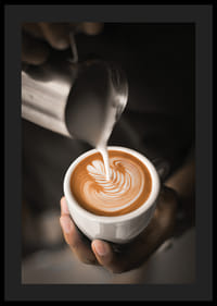 Detailný záber baristu, ako nalieva mlieko do caffè latte, fotografia-4