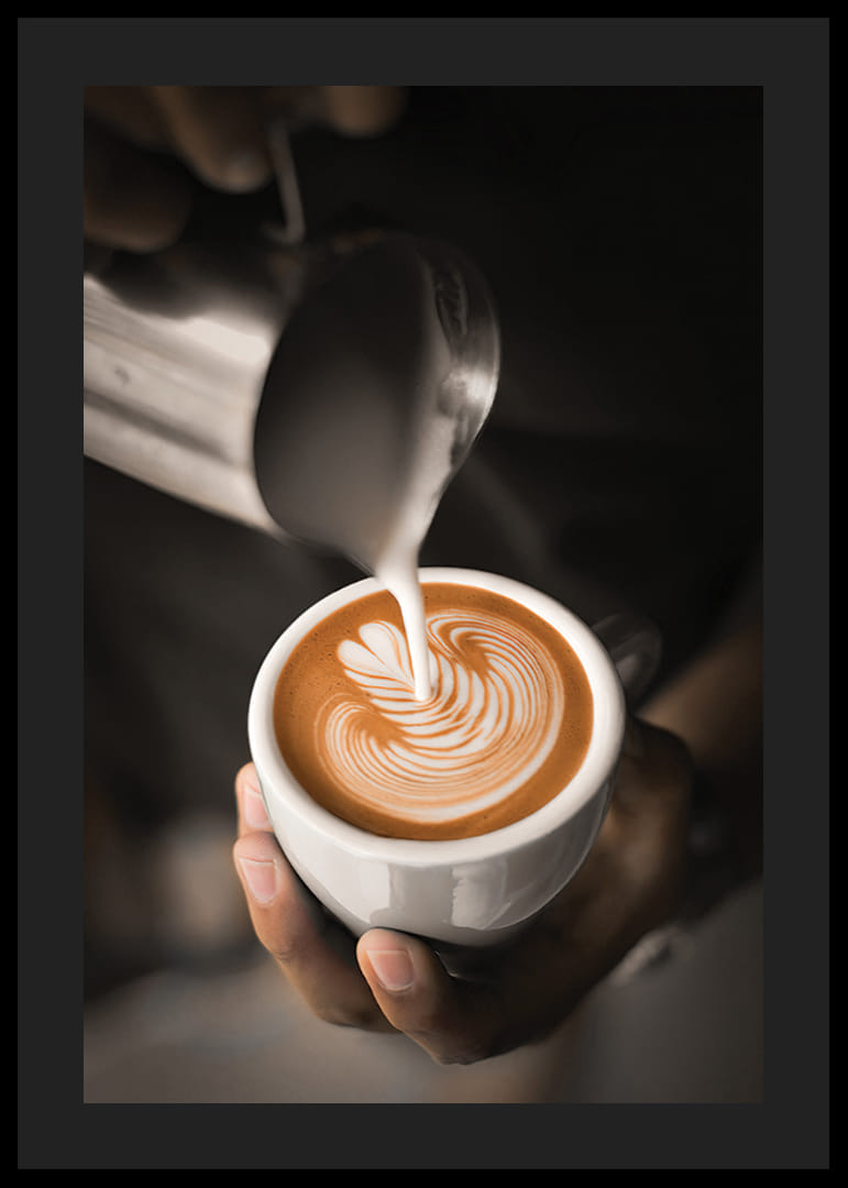 Detailný záber baristu, ako nalieva mlieko do caffè latte, fotografia-12