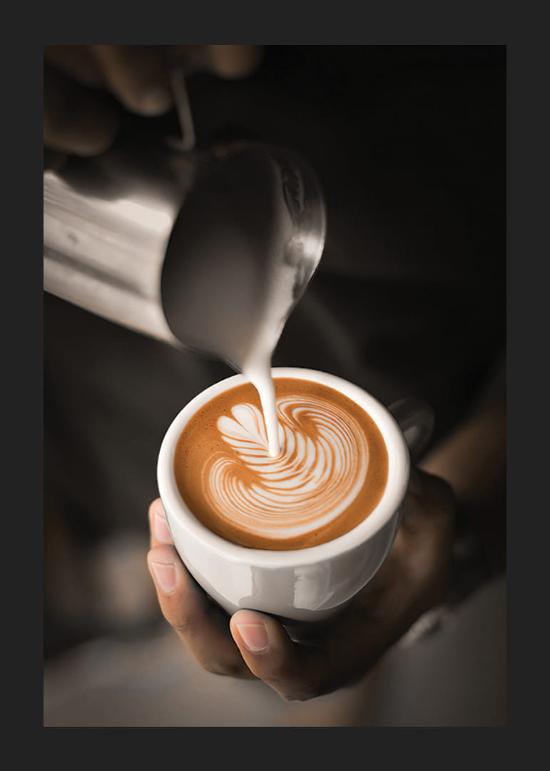 Detailný záber baristu, ako nalieva mlieko do caffè latte, fotografia-12