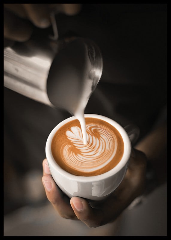 Close-up de barista despejando leite em café com leite, fotografia-12