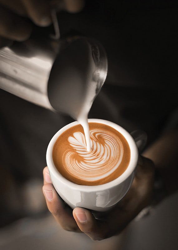 Close-up de barista despejando leite em café com leite, fotografia-12