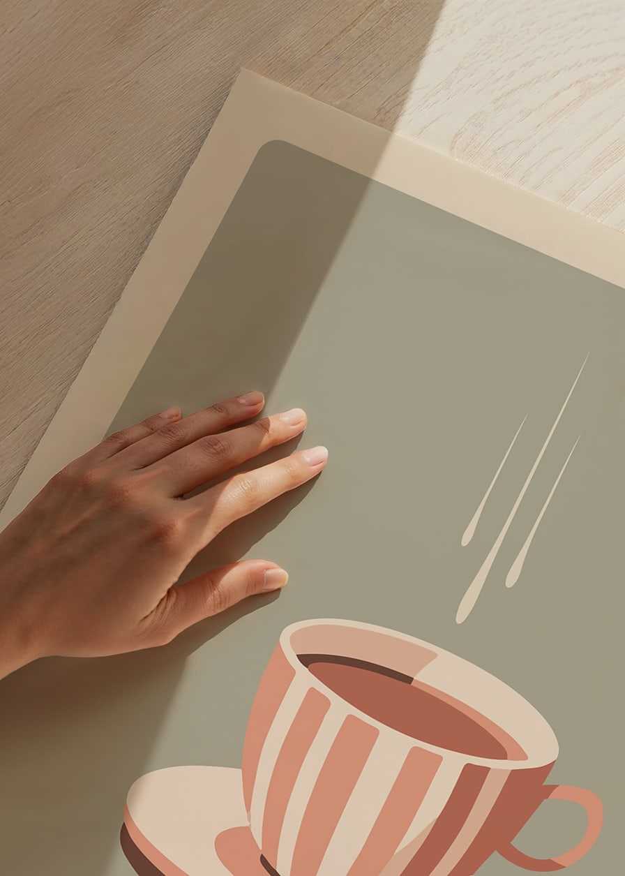 Illustrerad kaffekopp med mjölkdroppar på beige bakgrund-12