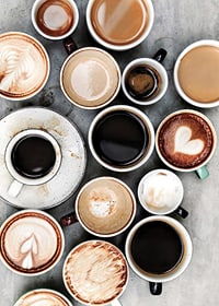 Fotografia di tazze da caffè con diversi tipi di caffè dall'alto-7