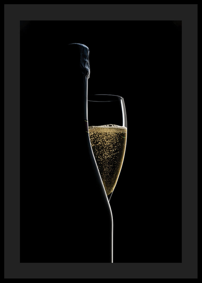 Zdjęcie butelki szampana i kieliszka na czarnym tle-12