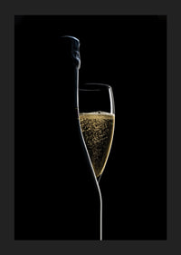 Fotografi av champagneflaska och glas mot svart bakgrund-1