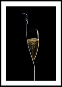 Fotografi av champagneflaska och glas mot svart bakgrund-2