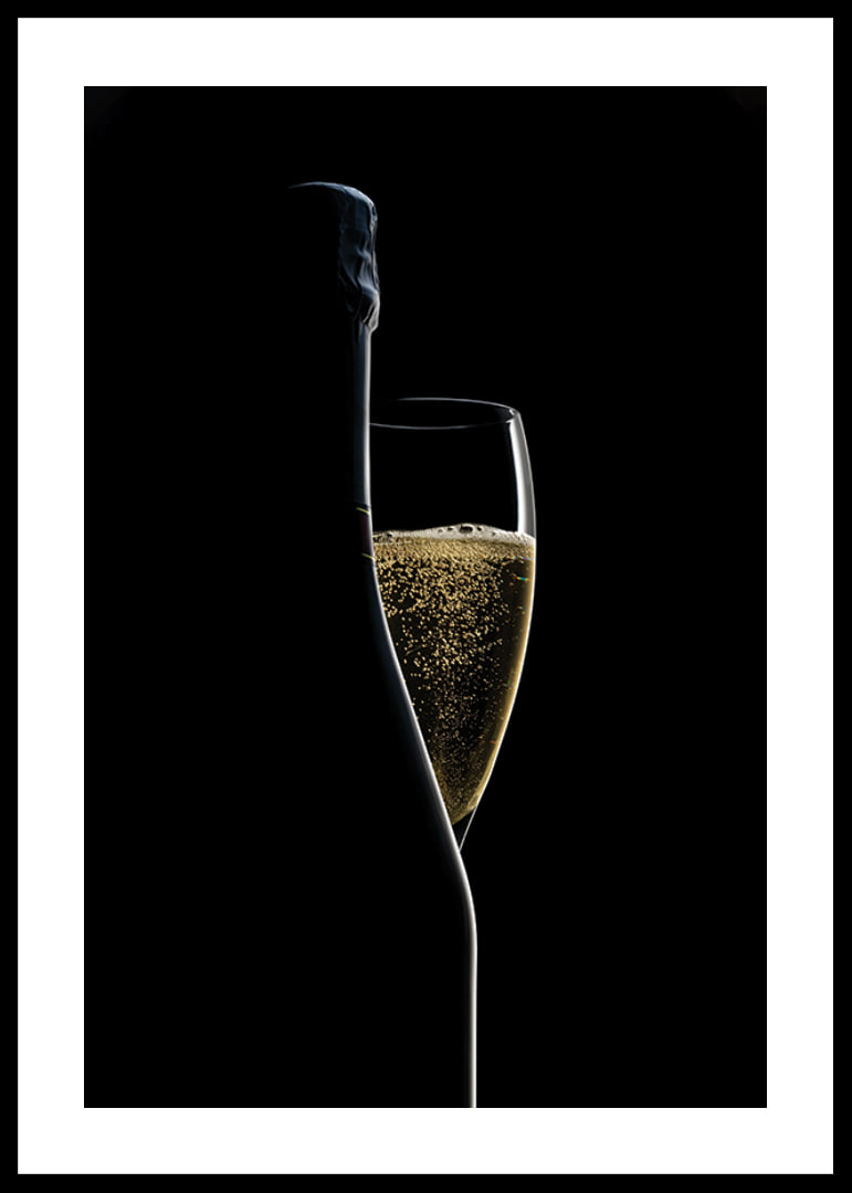 Fotografi av champagneflaska och glas mot svart bakgrund-12