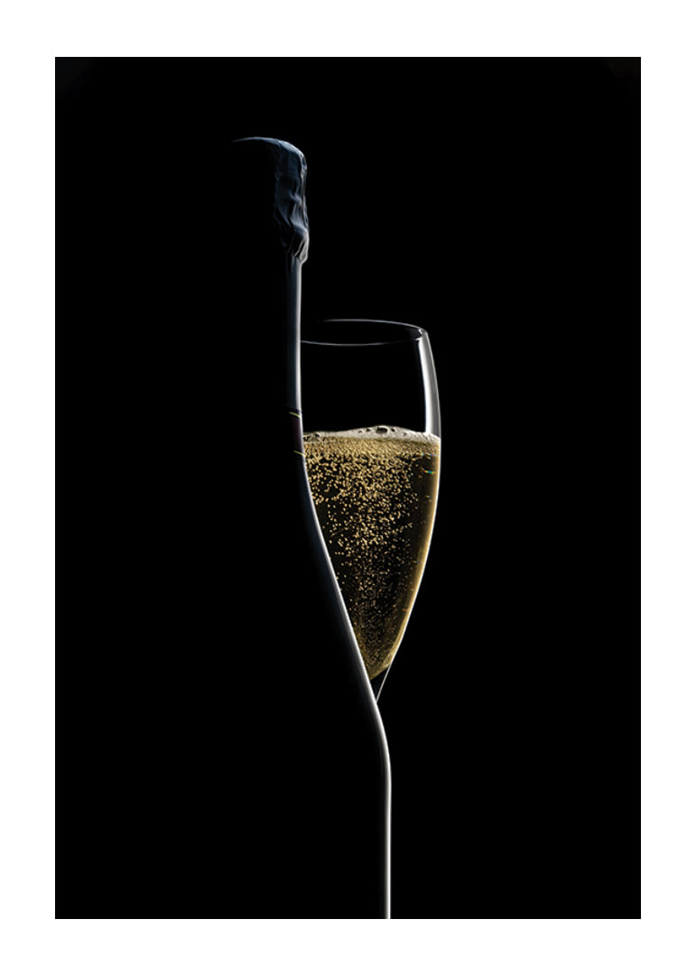 Fotografi av champagneflaska och glas mot svart bakgrund-12
