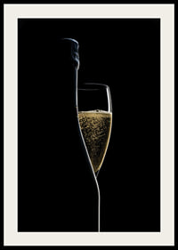 Fotografi av champagneflaska och glas mot svart bakgrund-4