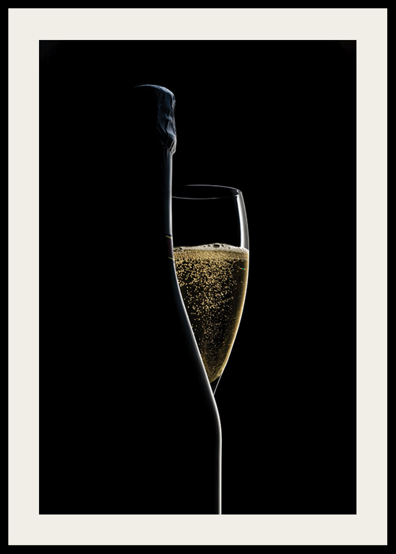 Fotografi av champagneflaska och glas mot svart bakgrund-12