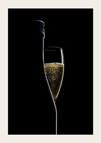 Fotografi av champagneflaska och glas mot svart bakgrund-5