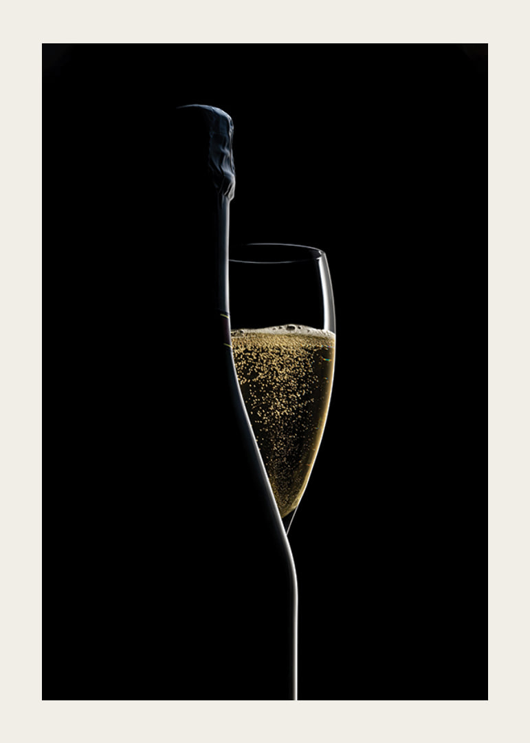 Fotografi av champagneflaska och glas mot svart bakgrund-12
