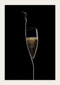 Zdjęcie butelki szampana i kieliszka na czarnym tle-5