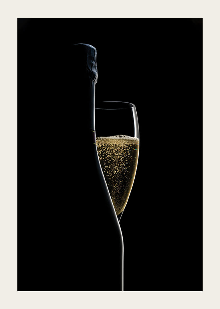 Zdjęcie butelki szampana i kieliszka na czarnym tle-12