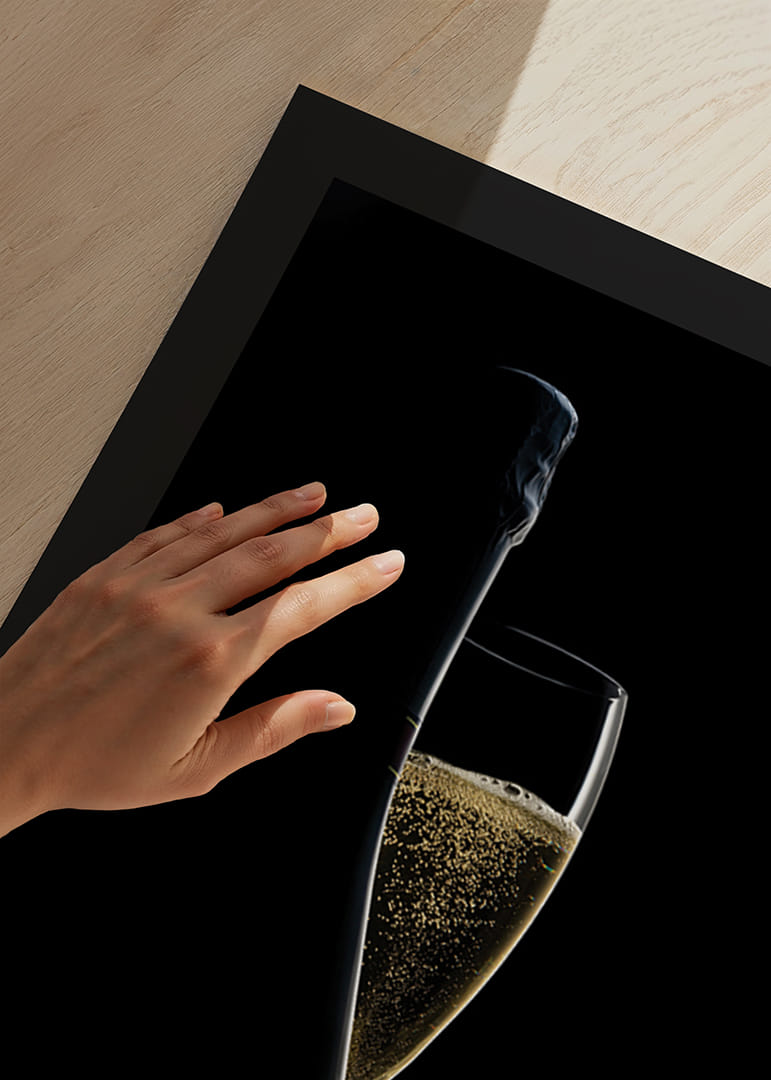 Zdjęcie butelki szampana i kieliszka na czarnym tle-12