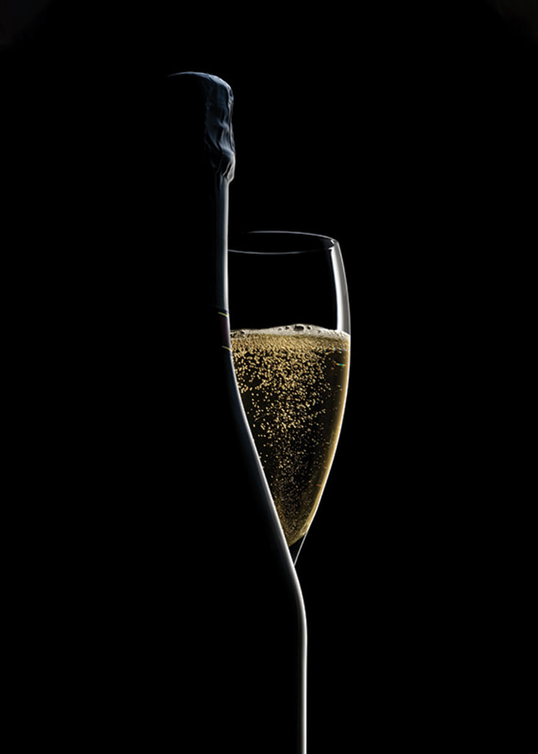 Fotografi av champagneflaska och glas mot svart bakgrund-12