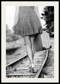Zwart-witfoto van meisje met koffer op spoorrails-2
