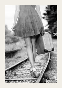 Zwart-witfoto van meisje met koffer op spoorrails-3