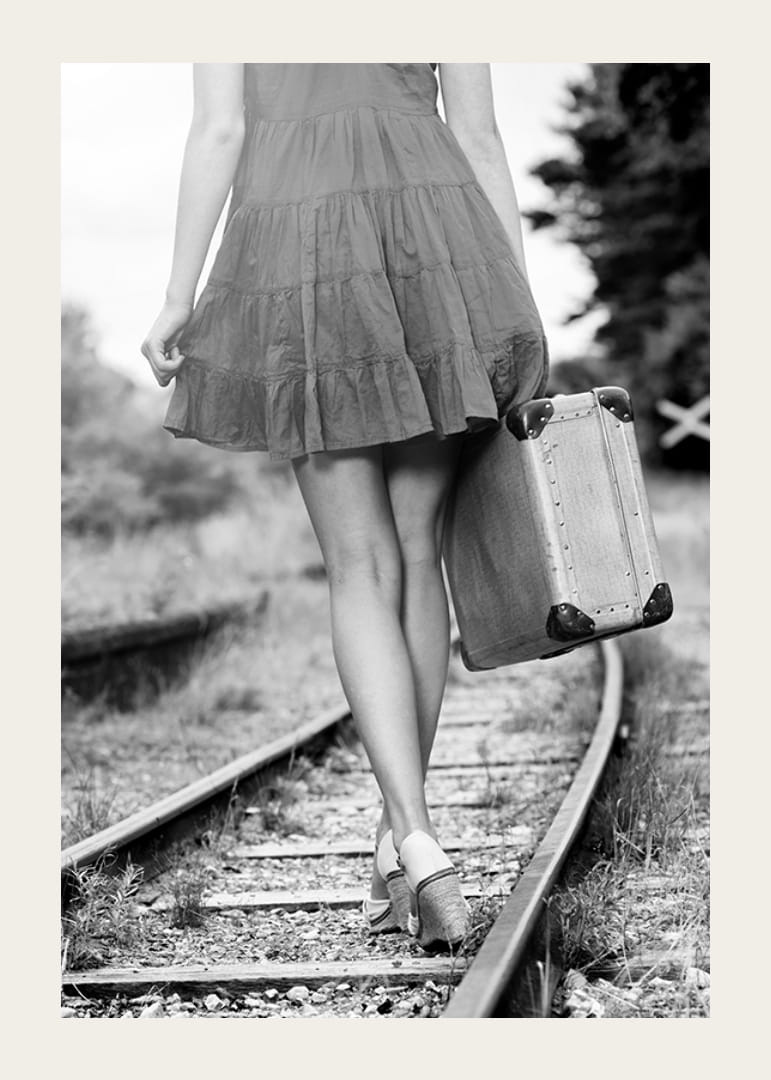 Zwart-witfoto van meisje met koffer op spoorrails-12