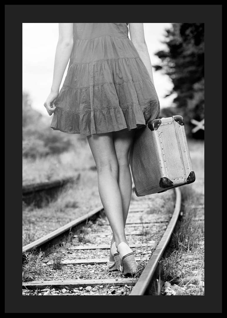 Zwart-witfoto van meisje met koffer op spoorrails-12