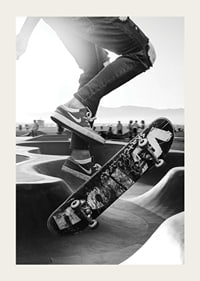 Czarno-białe zbliżenie trików na deskorolce w skateparku na świeżym powietrzu-3