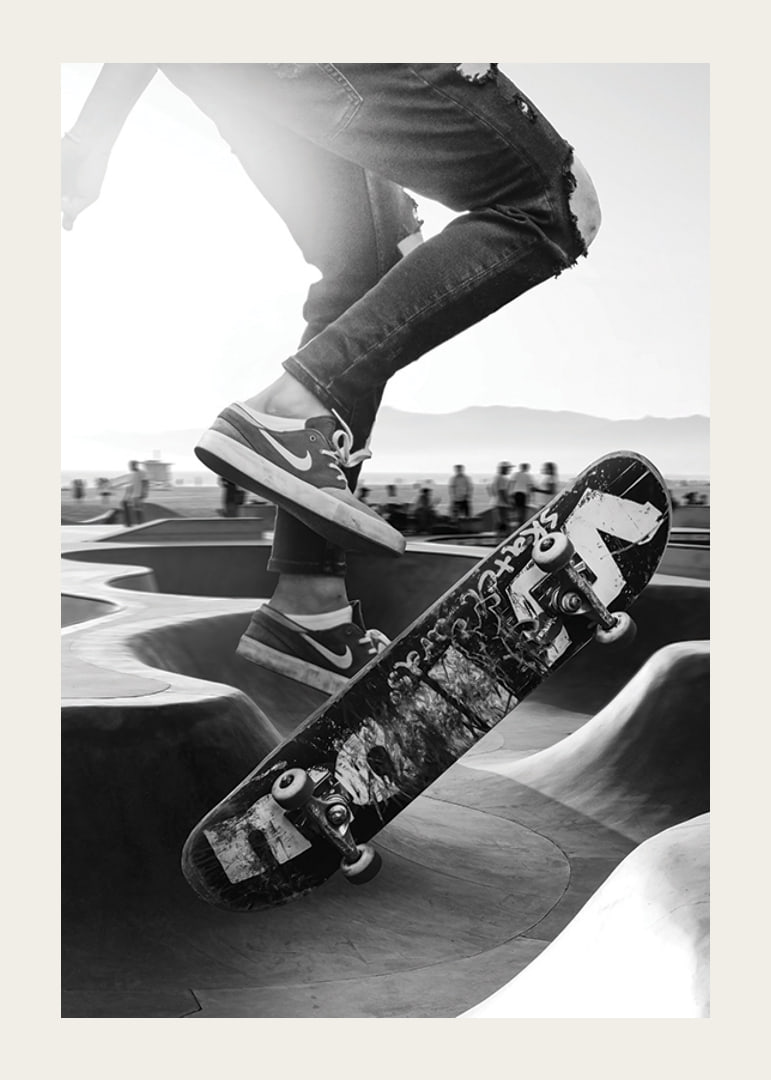 Czarno-białe zbliżenie trików na deskorolce w skateparku na świeżym powietrzu-12
