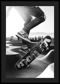 Czarno-białe zbliżenie trików na deskorolce w skateparku na świeżym powietrzu-4