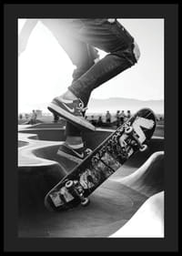 Fekete-fehér közeli felvétel gördeszkázási trükkökről a szabadtéri gördeszkaparkban-4