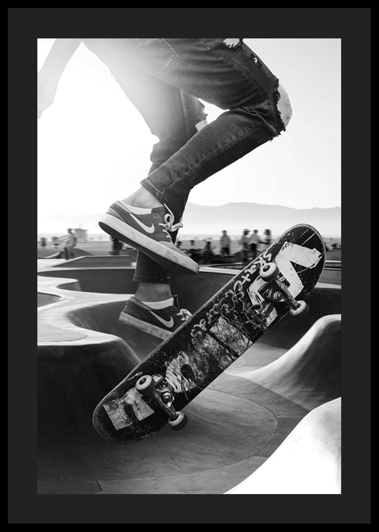 Fekete-fehér közeli felvétel gördeszkázási trükkökről a szabadtéri gördeszkaparkban-12