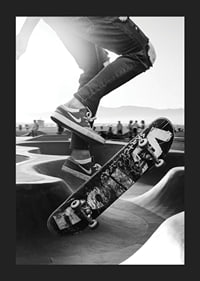 Czarno-białe zbliżenie trików na deskorolce w skateparku na świeżym powietrzu-5