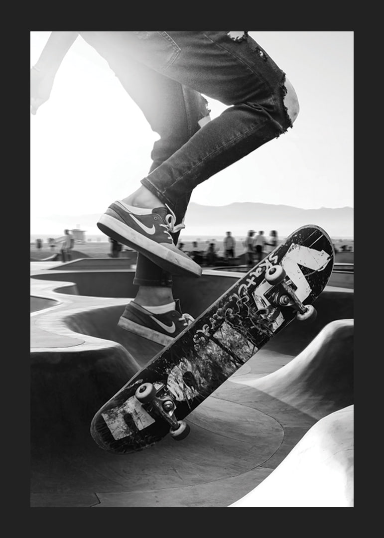 Czarno-białe zbliżenie trików na deskorolce w skateparku na świeżym powietrzu-12