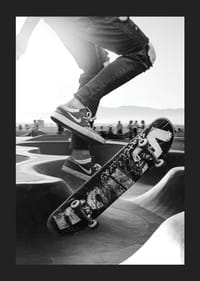 Fekete-fehér közeli felvétel gördeszkázási trükkökről a szabadtéri gördeszkaparkban-5