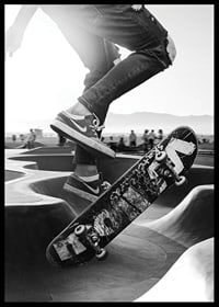 Czarno-białe zbliżenie trików na deskorolce w skateparku na świeżym powietrzu-6