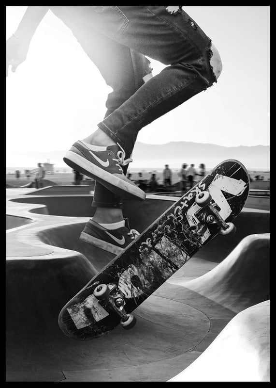 Czarno-białe zbliżenie trików na deskorolce w skateparku na świeżym powietrzu-12
