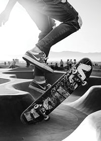Czarno-białe zbliżenie trików na deskorolce w skateparku na świeżym powietrzu-7