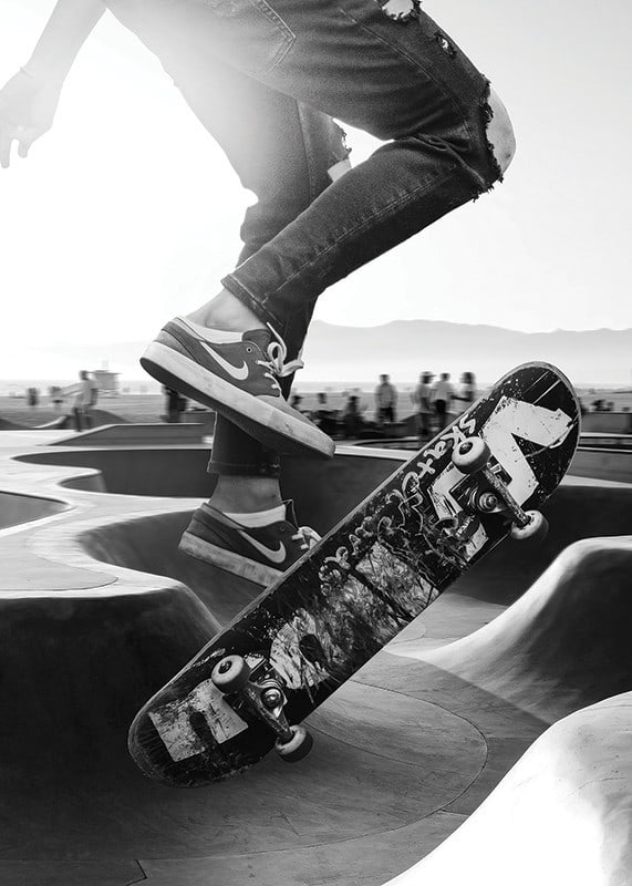 Czarno-białe zbliżenie trików na deskorolce w skateparku na świeżym powietrzu-12