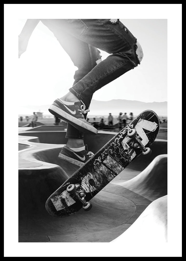 Czarno-białe zbliżenie trików na deskorolce w skateparku na świeżym powietrzu-12