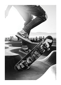 Czarno-białe zbliżenie trików na deskorolce w skateparku na świeżym powietrzu-1