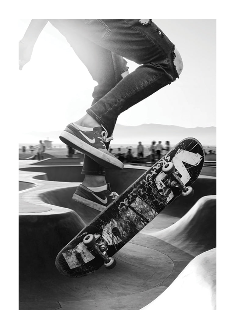 Czarno-białe zbliżenie trików na deskorolce w skateparku na świeżym powietrzu-12