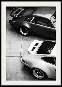 Svartvitt foto av två klassiska Porsche 911 ovanifrån-2