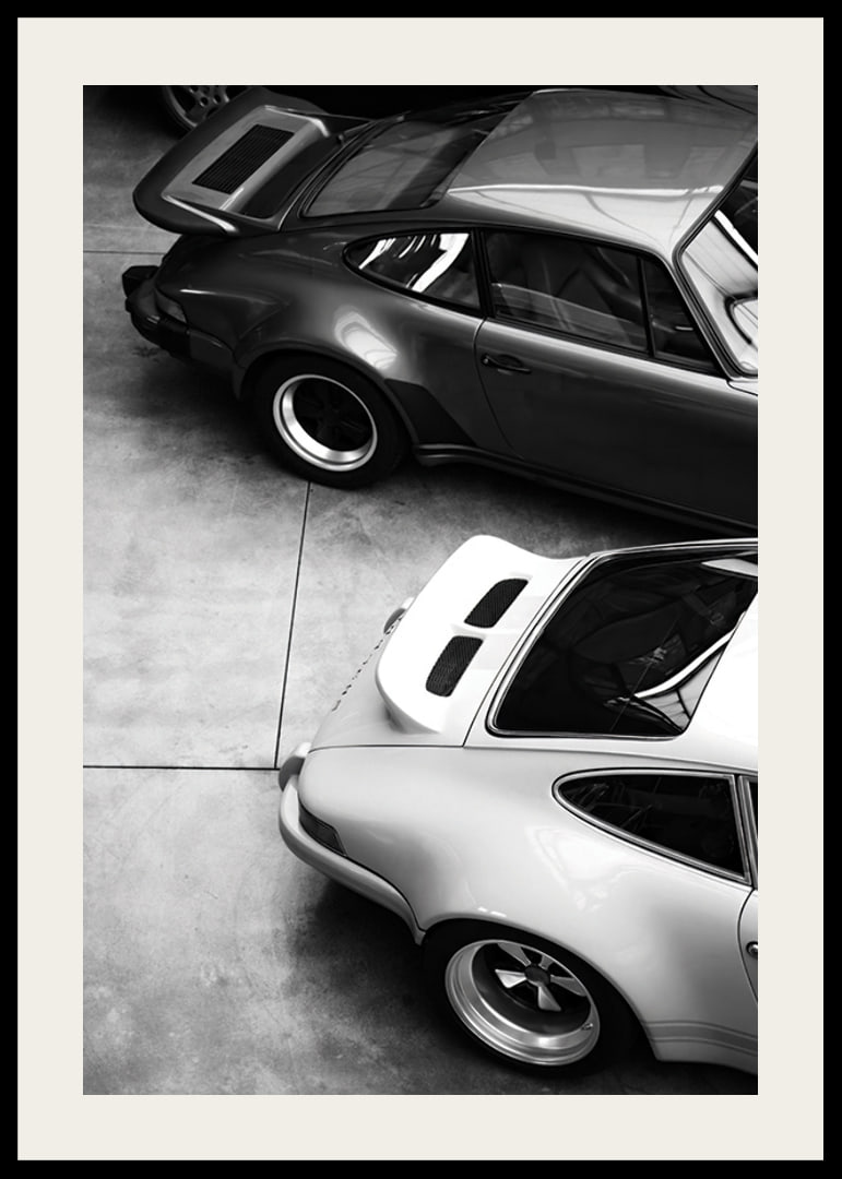 Svartvitt foto av två klassiska Porsche 911 ovanifrån-12