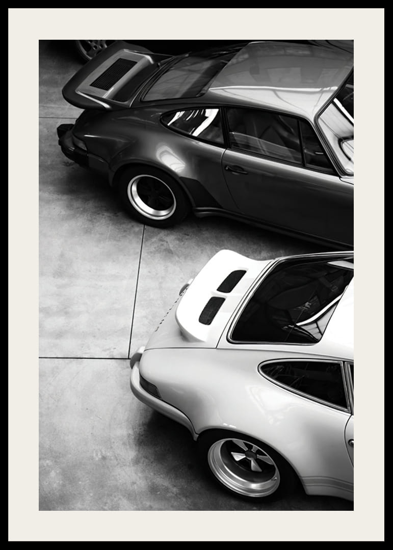 Svartvitt foto av två klassiska Porsche 911 ovanifrån-12