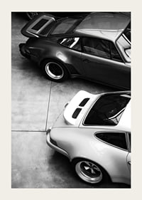 Svartvitt foto av två klassiska Porsche 911 ovanifrån-3