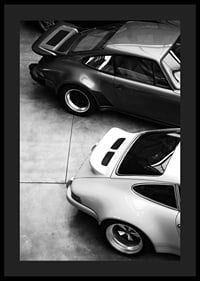 Svartvitt foto av två klassiska Porsche 911 ovanifrån-4