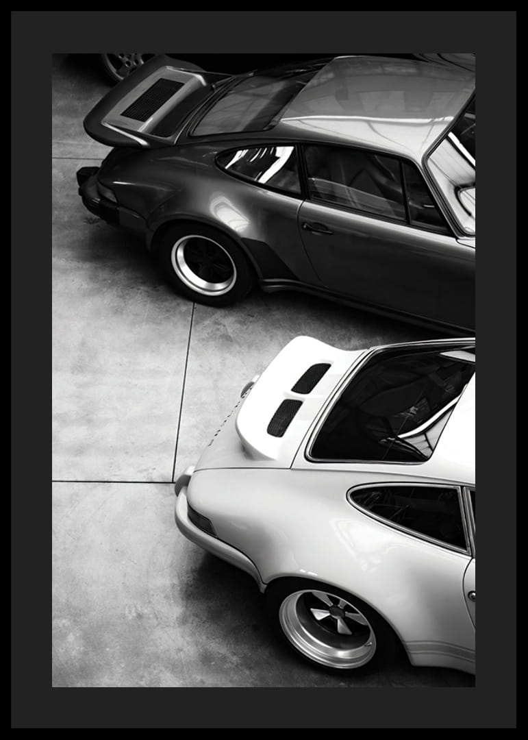 Svartvitt foto av två klassiska Porsche 911 ovanifrån-12
