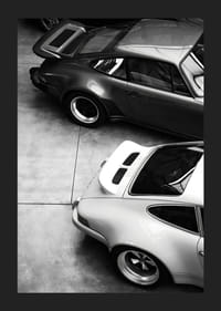 Svartvitt foto av två klassiska Porsche 911 ovanifrån-5