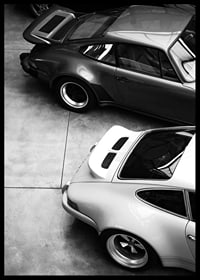Svartvitt foto av två klassiska Porsche 911 ovanifrån-6